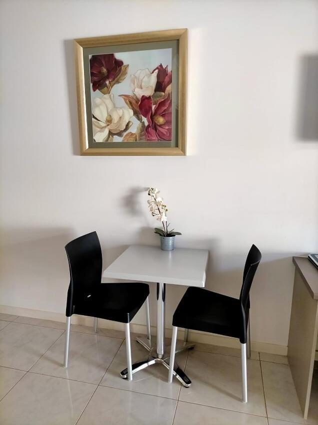 Derby Lodge Self Contained Apartments Ngoại thất bức ảnh