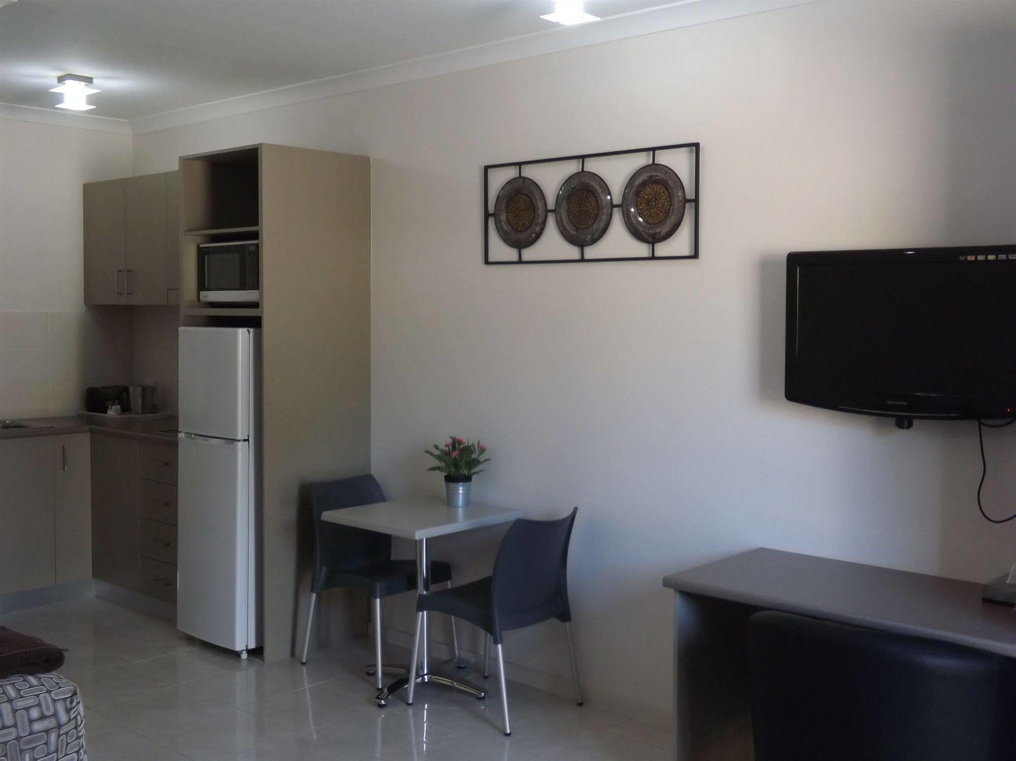 Derby Lodge Self Contained Apartments Ngoại thất bức ảnh